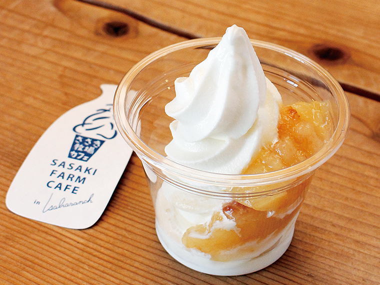 「桃サンデー」(500円)。店内のベンチや、外のテラス席で食べることができる
