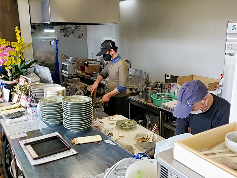 店主・芹川さんの鍋を振る姿に、ほっとする浪江町時代からのお客さんも多いのでは