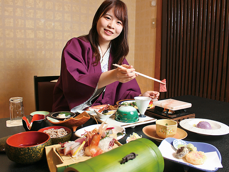 A5ランクの霜降り福島牛は岩塩プレートで焼いて、いただこう。口の中でとろける食感に感動するはず!