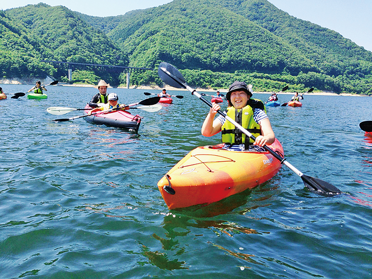 ダムの穏やかな湖面で、初心者も安心な「カヤックツアー」に参加できる（要予約／中学生以上5,500円・小学生以下5,000円／保険料・講習料・カヤックとライフジャケットのレンタル込み／2時間）。問い合わせは「いいざかサポーターズクラブ」（電話／024-529-6125）