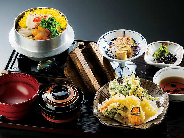 旬の食材をおいしくいただく、「日替わり釜飯膳」の一例。店内は落ち着いた空間なので、昼夜ともにゆったりとした時間が過ごせる