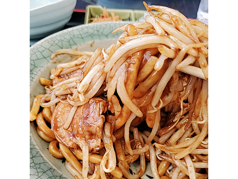 麺、もやし、豚肉とひと掴みで充実の配分