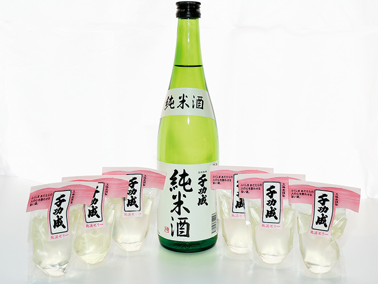 「玉嶋屋」が販売する「地酒ゼリー」（200円）。檜物屋酒造店の千功成純米酒を使用