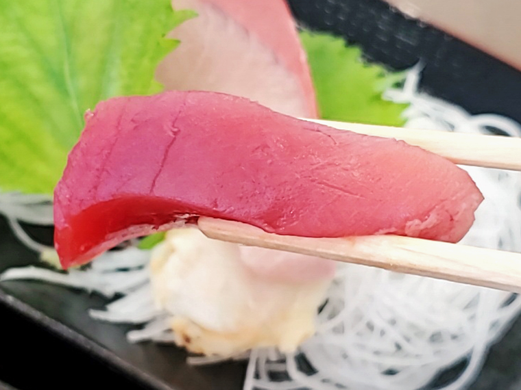 分厚い生本マグロが3切れの贅沢