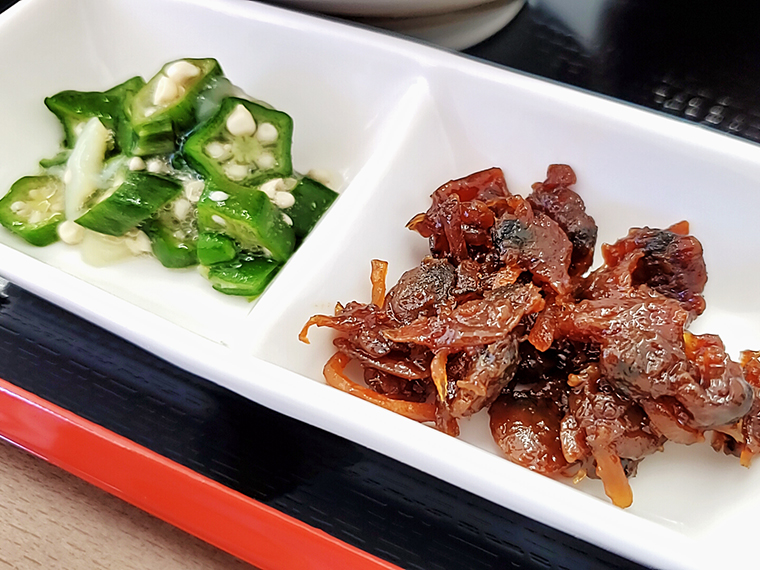 小鉢がまた豪華!これだけでごはんお代わりできるレベル