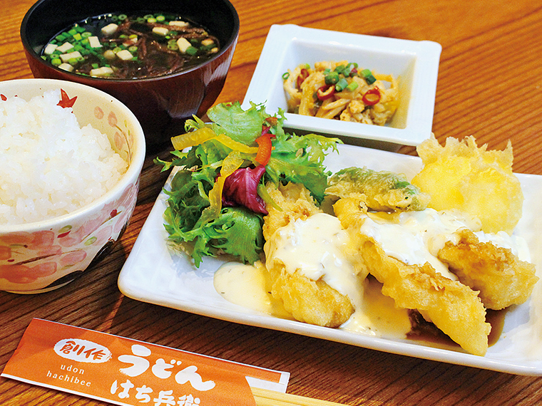 「タルタル鶏天ぷら定食」(790円)。提供は11時から15時まで(月〜土曜日)