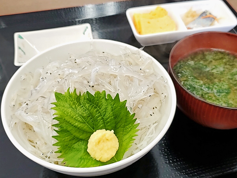 みずみずしさと甘みがたまらない、この日限定5食の白魚丼(1,100円)