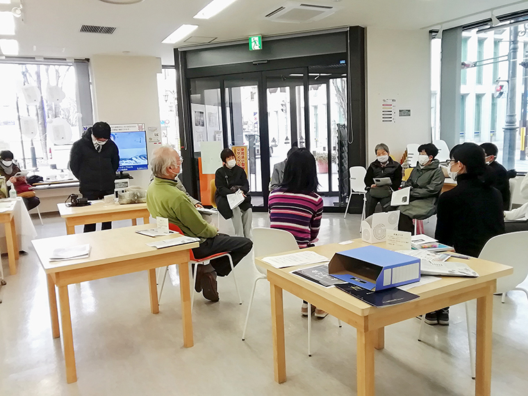 「福島市まちなか交流施設 ふくふる」は、人と人とのつながりを広げ、コミュニティを育む目的で「よつかど本棚」を設置。書籍の他、個人では購読しにくかったり、他所では取り扱いの少ない雑誌をセレクトして配架している