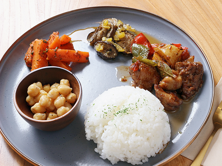 「La unionランチプレート」(980円)。選べるメイン1品、副菜3品、スープ、ご飯付き