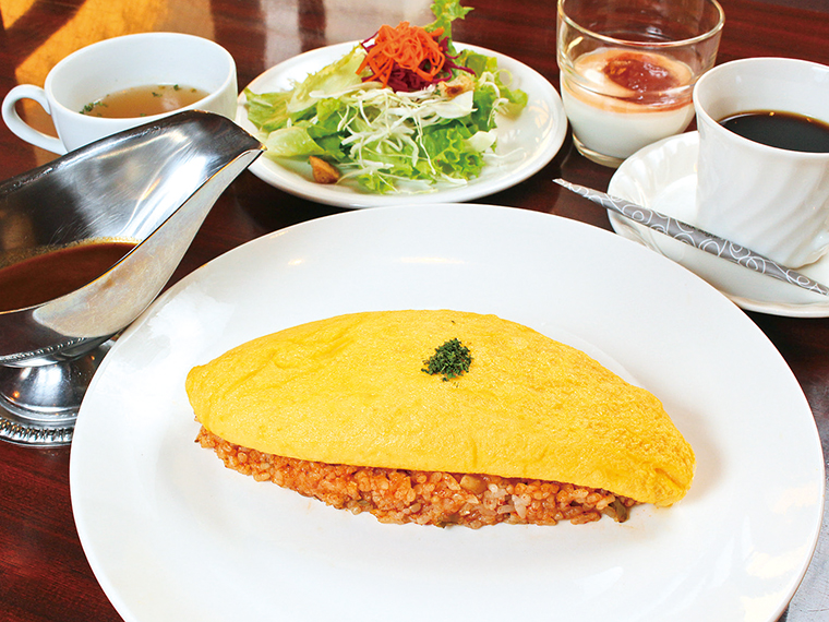 「オムライス」(1,000円)※ランチタイムはドリンク、サラダ、スープ、デザート付き