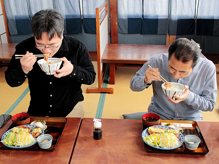 お腹も心も満たされていく伊達さん（左）と私（右）