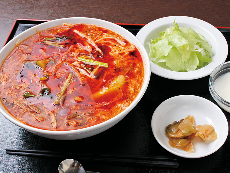 「酸辣湯麺」(1,000円)※火曜日はサラダ、杏仁豆腐付きのセットで提供(900円)。変更の場合あり