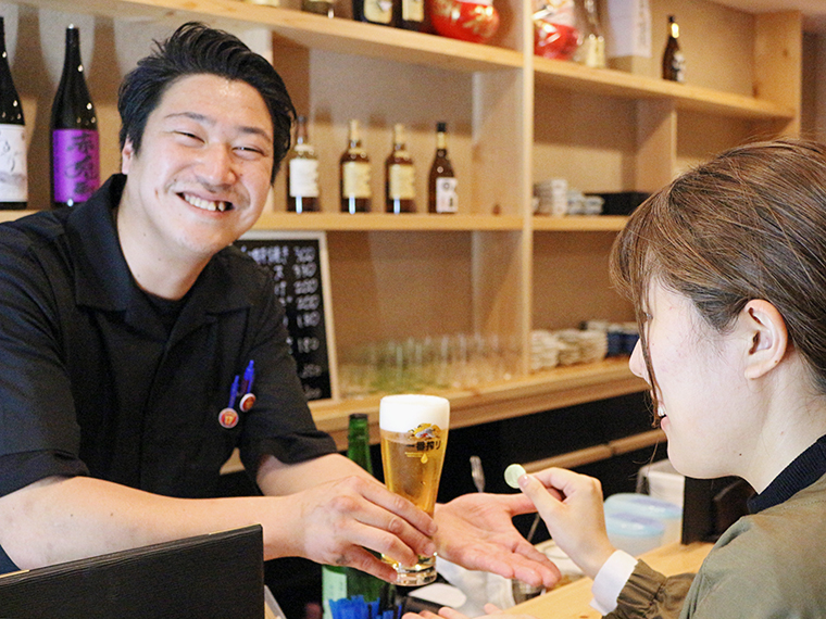 笑顔がまぶしい『やきとり 江口』の店主