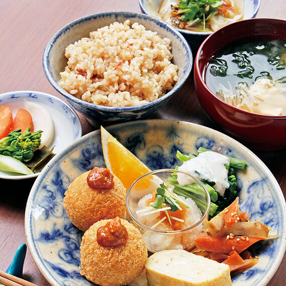 「季節のごちそう定食」。七分づき米・玄米から選べるご飯と汁物、月替わりの野菜のおかず5品が付く。肉は一切使っていないのに、満足感たっぷり