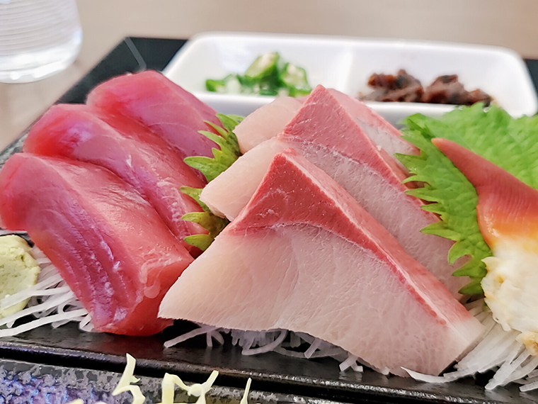 しっとりと艶やかな本マグロに、サクッと角の立ったブリ!