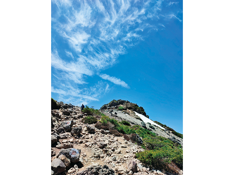 毎年多くの登山者が訪れる安達太良山。ロープウェイを使えば、最短1時間30分で山頂へ！