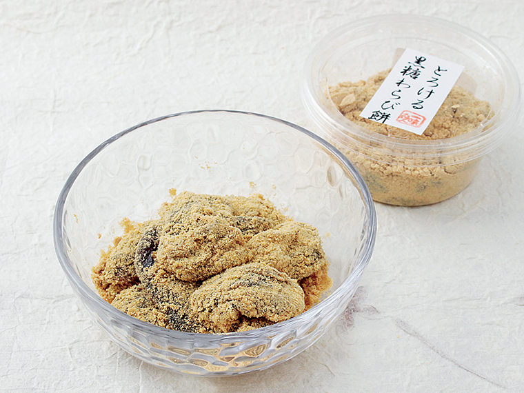 「黒糖わらびもち」(1個・250円)。沖縄県産の黒糖を練り込んでいる