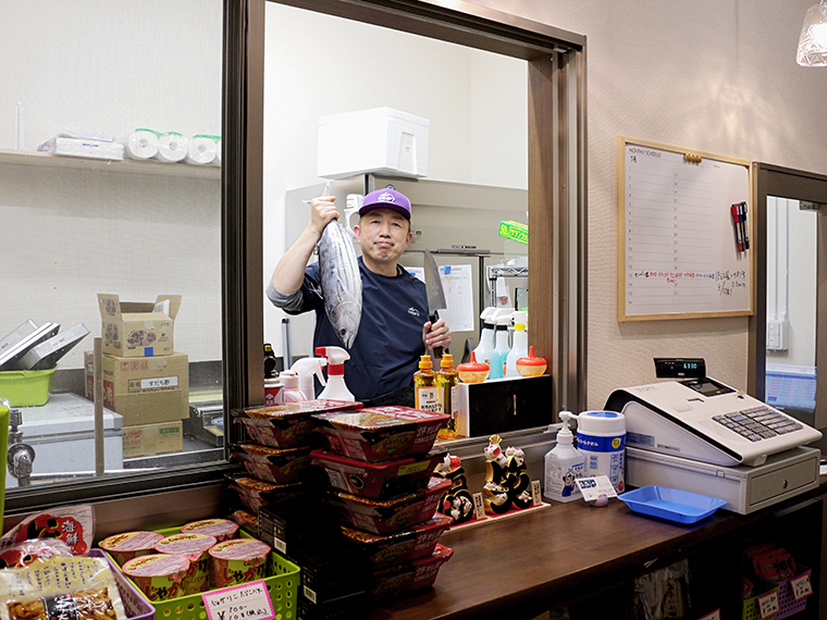 実際に捌く様子が見られる店内