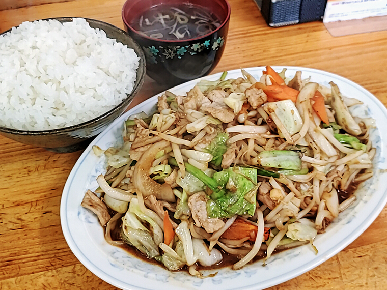 まるで卓上のビオトープ「豚肉と野菜のみそ炒め定食」(950円)