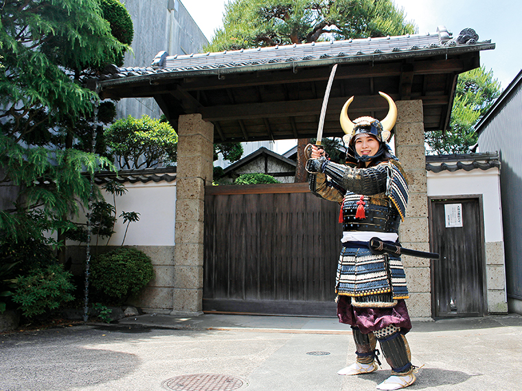 銘醸館のスタッフが着付けてくれる。甲冑や相馬野馬追の豆知識も教えてくれるので、何でも聞いてみて