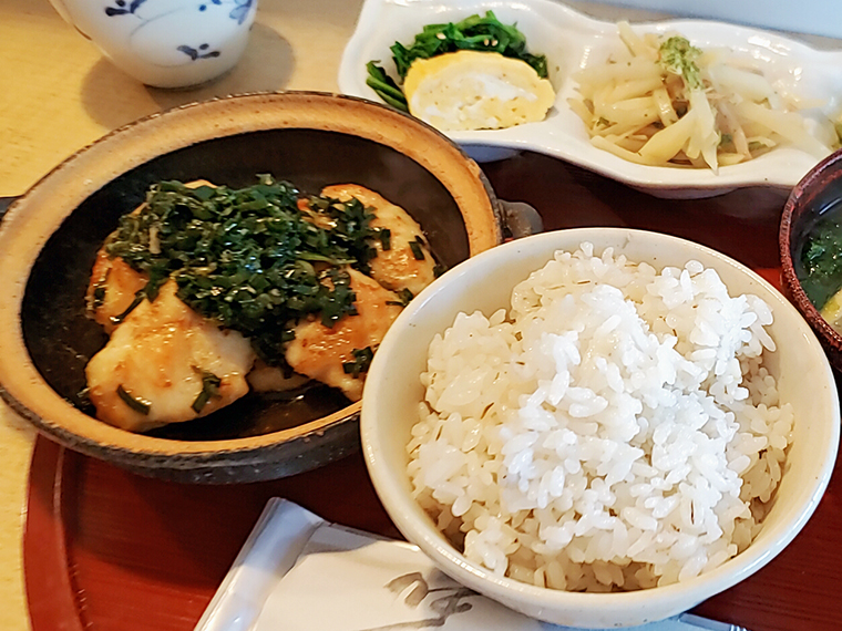 肉系セットがあるのもうれしいですね。この日は「チキンの香味だれからめセット」（900円）