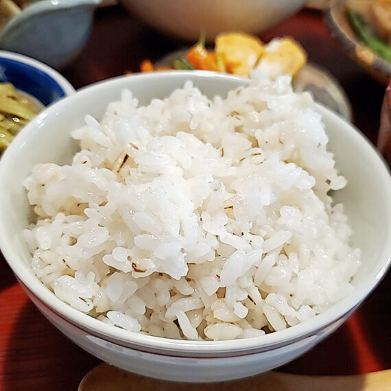 おいしくて食物繊維も豊富な麦飯はおかわり可能