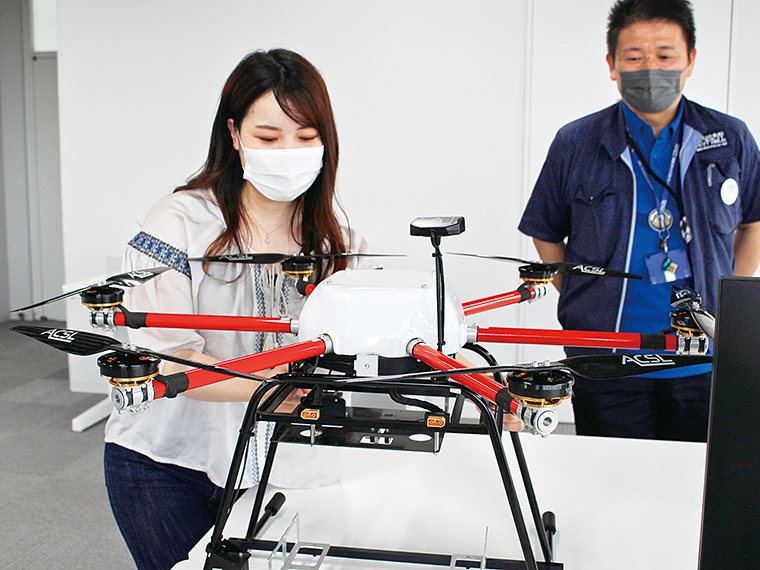 研究棟の総合管制室内。スタッフの方がわかりやすく説明してくれるので、ドローンやロボットへの理解が深まります!