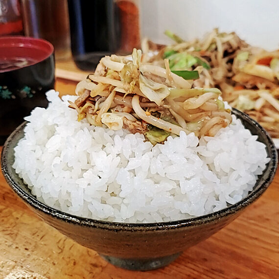 野菜炒めをセットしたら、みそダレが染みていくご飯の美しさごと頬張りましょう