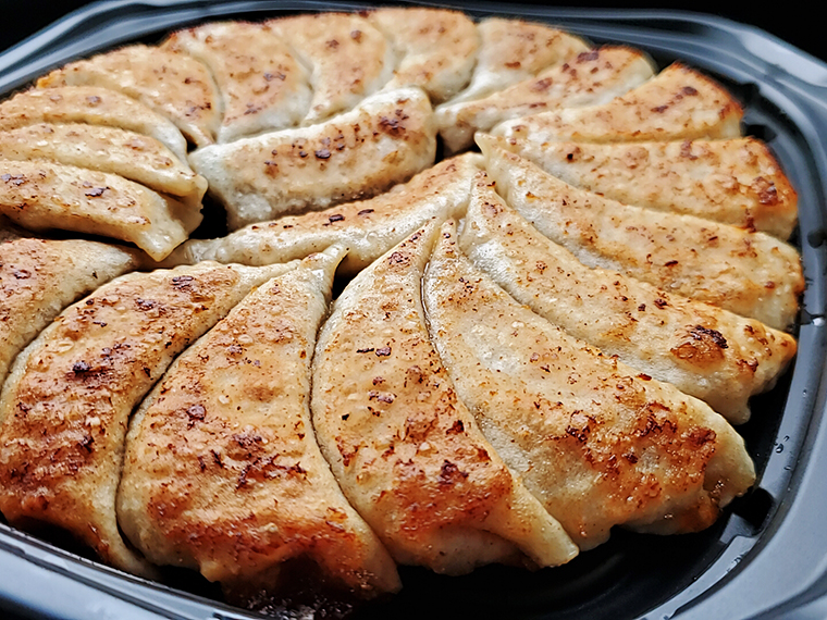 肉感たっぷりの「石狩円盤餃子」。今日は20個（1,300円）を連れて帰ります