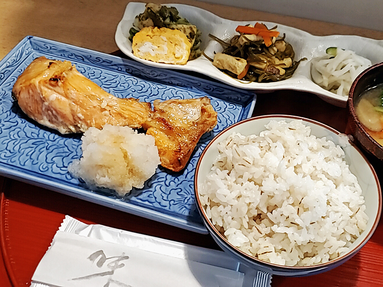 パチパチと焼いている音からすでにごちそう。「鮭カマ柚香焼きセット」(900円)