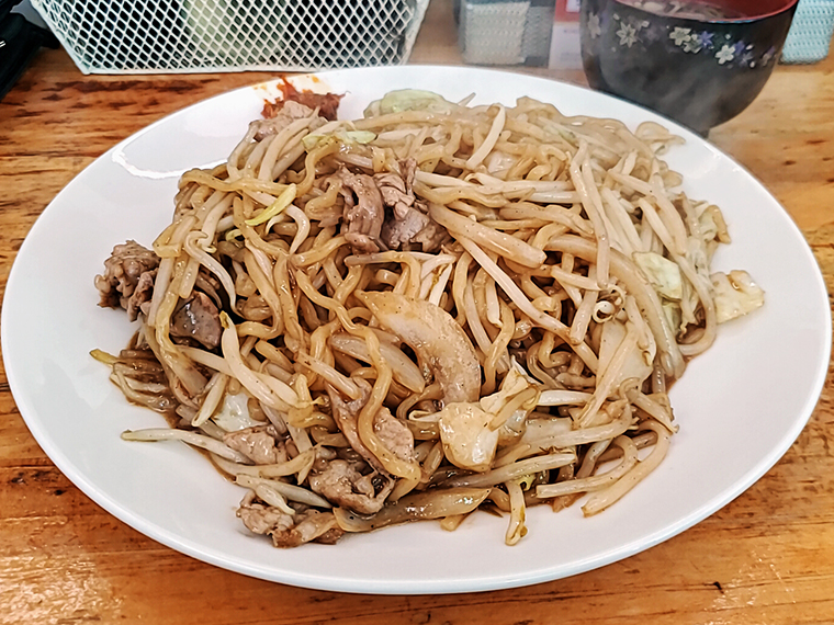 ソースに溺れたい時は、迷いなく「もちもち太めんのソース焼きそば」（850円）