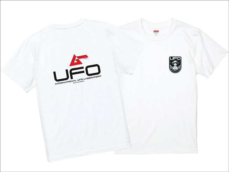Tシャツや缶バッチ、モーテルキーなどオリジナルグッズを販売。Tシャツの胸部分には、「国際未確認飛行物体(UFO)研究所」のロゴがあしらわれている。マニアにはたまらない…!