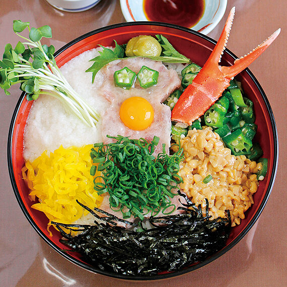 「ロボ丼」(1,000円)。ネギトロ、カニ、ひきわり納豆にとろろなど具だくたん!少しずつかき混ぜて食べよう。1日5食限定