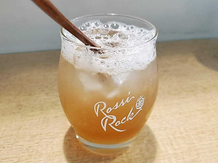 梅の酸味、旨みが凝縮された酵素ジュース(500円)を飲みながら食事の到着を待ちます