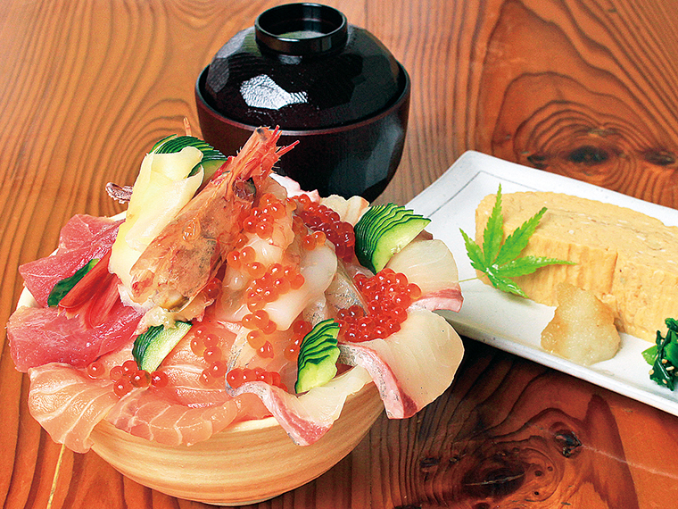「めぐみ海鮮丼」(1,700円)※11:30〜15:00のみ提供。ご飯大盛り無料、内容は日替り