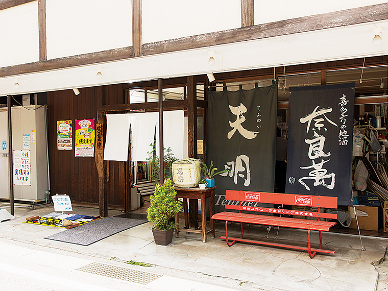 店先の小さなフリーマーケットが心和ませる