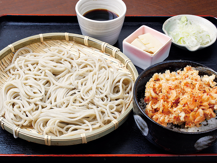 「もりそば」(二八・420円)と「桜えびのかき揚げ丼」(380円)。そばと丼の2種類注文しても、800円というコスパ!