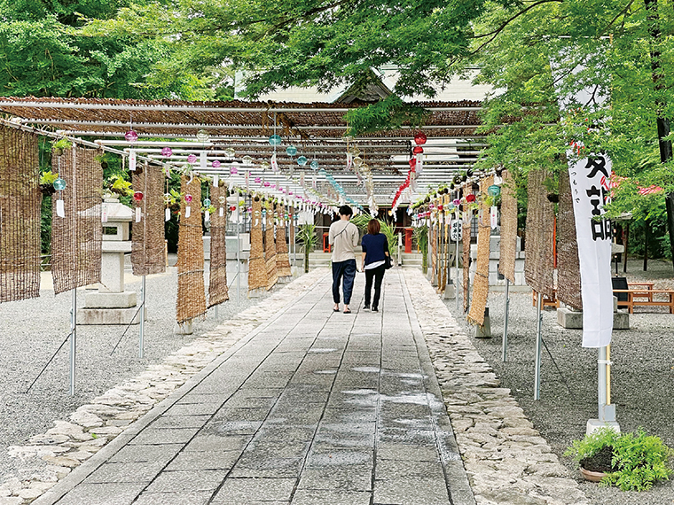 約30mにわたる「風鈴参道」。200個の風鈴が織り成す涼の風景を楽しんで