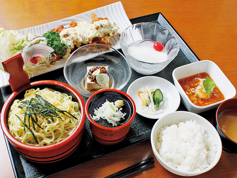 「鶏南蛮セット」(1,100円)。「満足感が高いスタミナセットを」とオーナーの黒澤さんが考案。気付けば女性でもペロリと完食