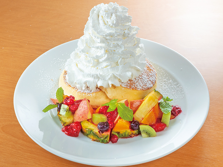 盛りだくさんのフルーツとホイップクリームの「フルーツパンケーキ」(1,410円)