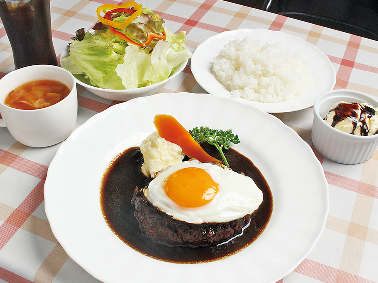 「ハンバーグステーキ」（1,210円）はセットメニューで提供。「おいしくなれ」と想いを込めながら作るのがおいしさの秘訣だそう