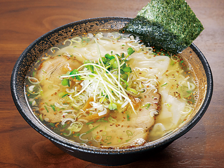 「わんたん麺（しお）」。ワンタンはツルツル柔らかでとろける。餡がスープの味を引き立てる