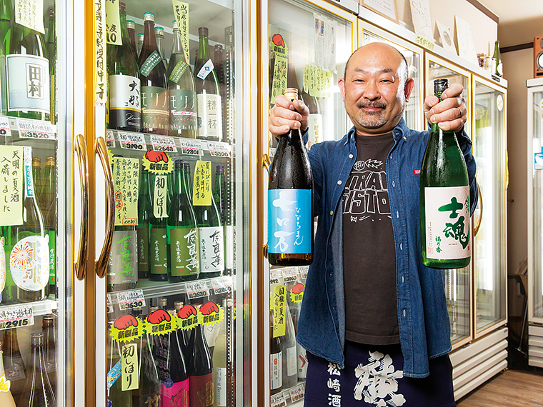 夏におすすめの日本酒を手にご主人の橘内さん。「最新の入荷情報はHPをご覧ください」とのこと