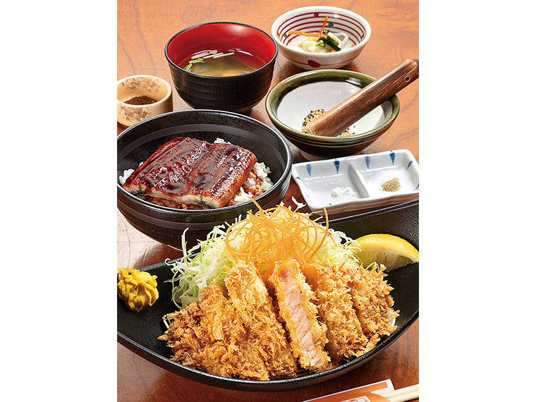 夏季限定「鰻豚W定食」(2,156円)。ご飯・キャベツ・味噌汁のお替わり無料