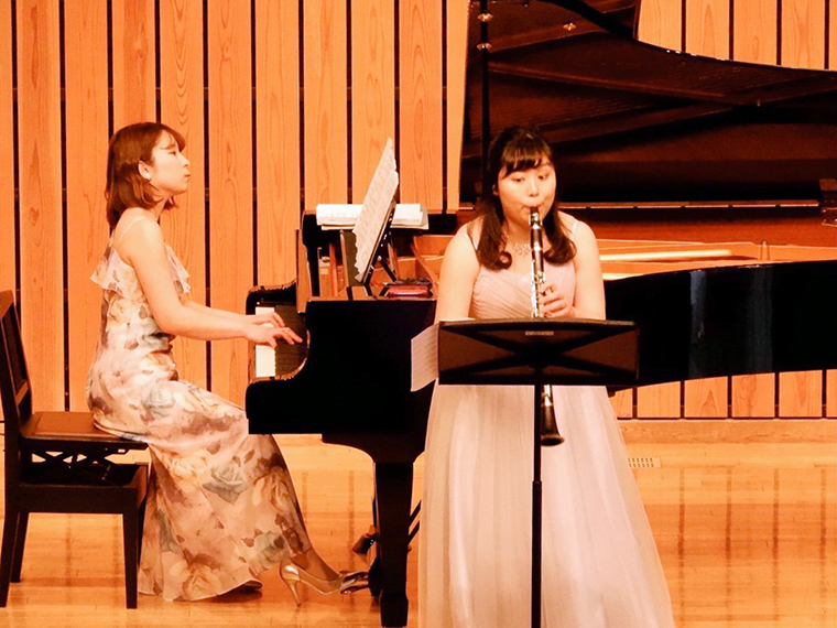 左・佐藤香織(ピアノ)、右・阿部奈津美(クラリネット)