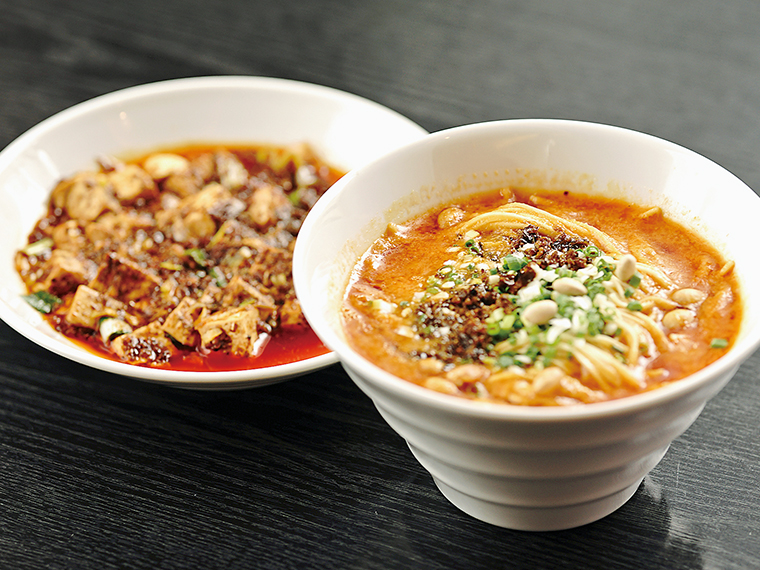 写真手前は「白胡麻担担麺」(1,500円)。「麻婆豆腐」は単品でも注文できる(1,900円)