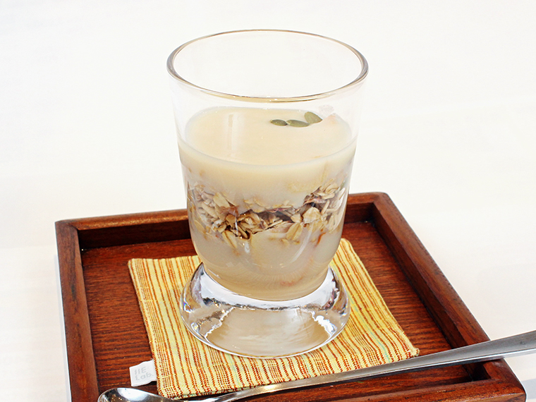 「飯坂グラノーラ×アンチエイジング甘酒」(1杯500円)