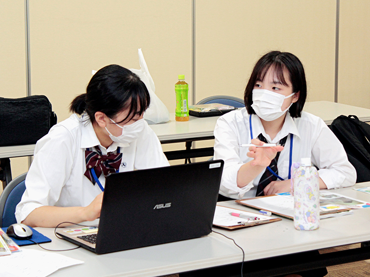 相談しながら組み立てていく史帆さんと亜月さん