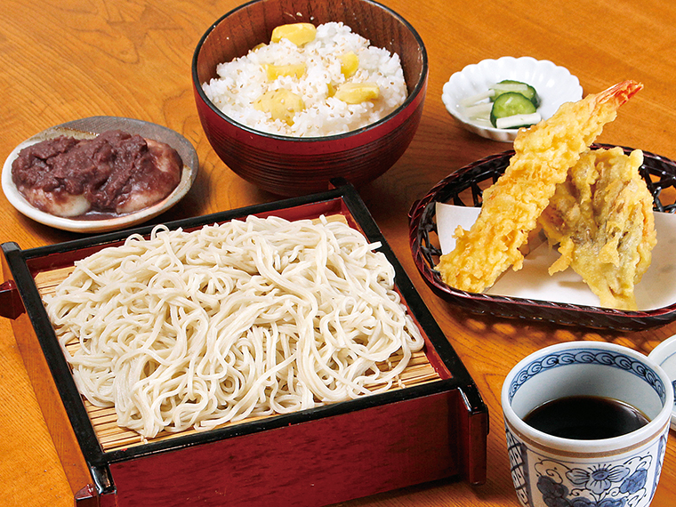 「天ざる」(1,100円)、「栗おこわ」(380円)、自家製あんを使った「もち」(4個・500円)