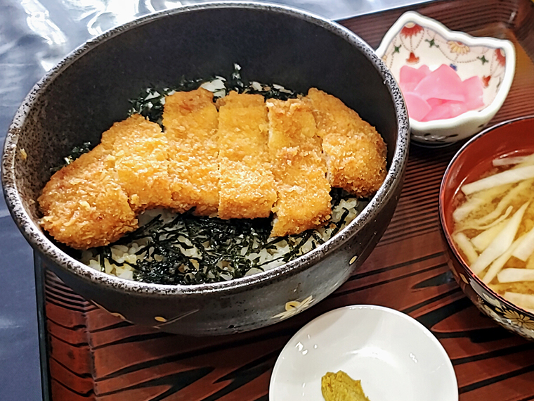 サクッとスタミナ補給。新潟名物タレカツ丼(650円)